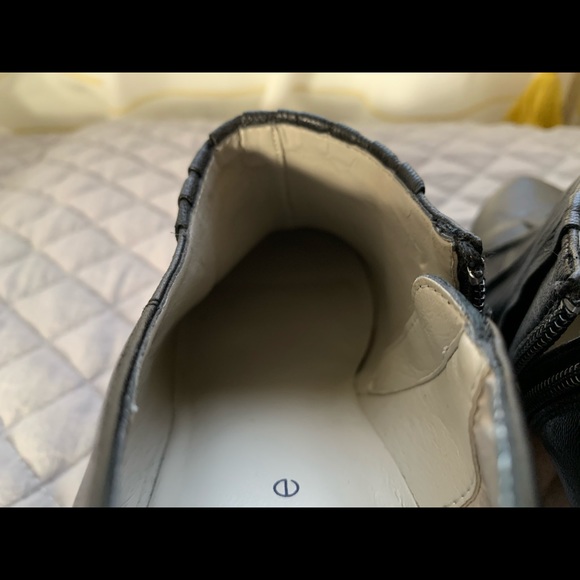 Women’s Hinge Platform Ankle Booties - Picture 11 of 13